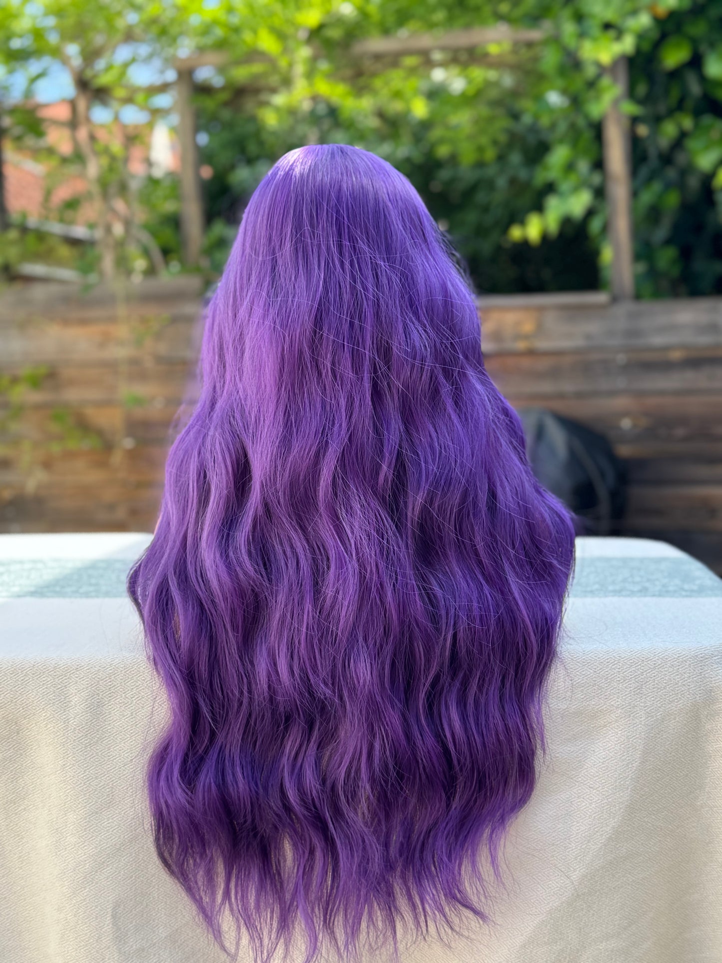 Lange violette gewellte Kunsthaarperücke