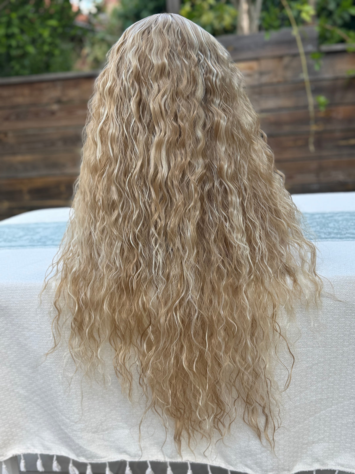 Peruca Sintética Longa Loira Cacheada Com Mechas