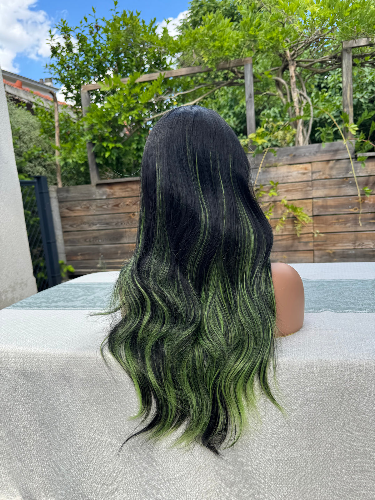 Parrucca Sintetica Lunga Nera Ciocche Verde Neon