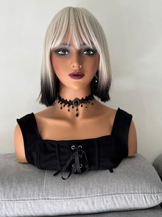 Perruque Synthétique Courte Bob Blanche et Noire Avec Frange