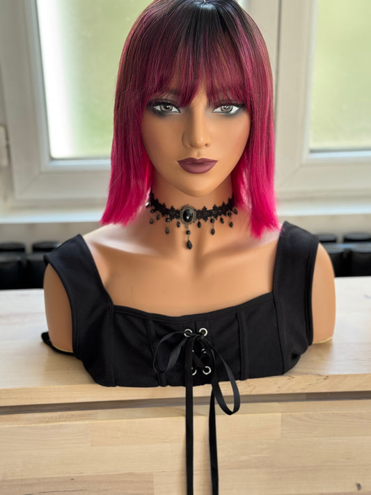 Perruque Synthétique Courte Bob Fuchsia et Noire Avec Frange