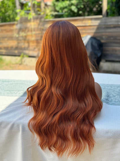 Lange synthetische orangefarbene Perücke mit Pony