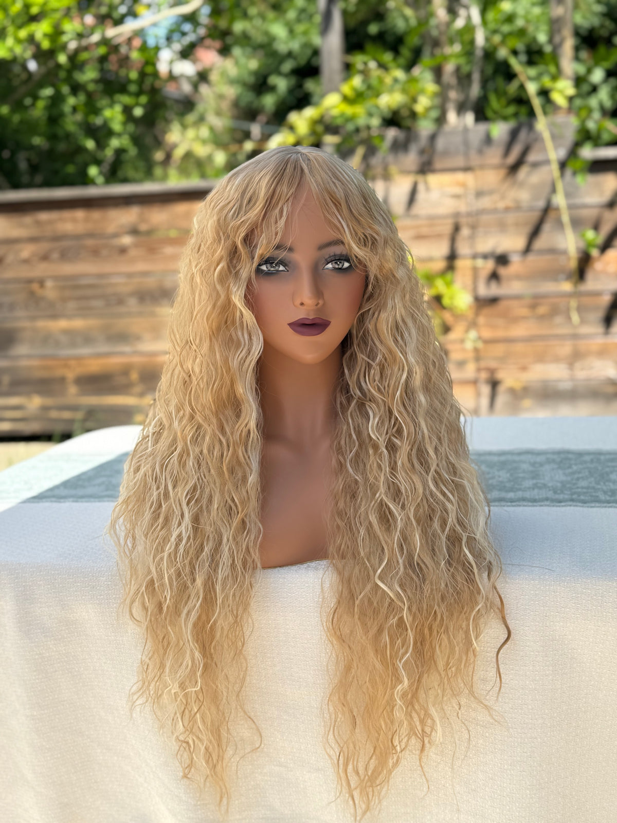 Peruca Sintética Longa Loira Cacheada Com Mechas