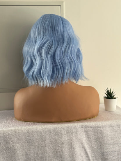Parrucca Sintetica Corta Ondulata Blu Con Frangia